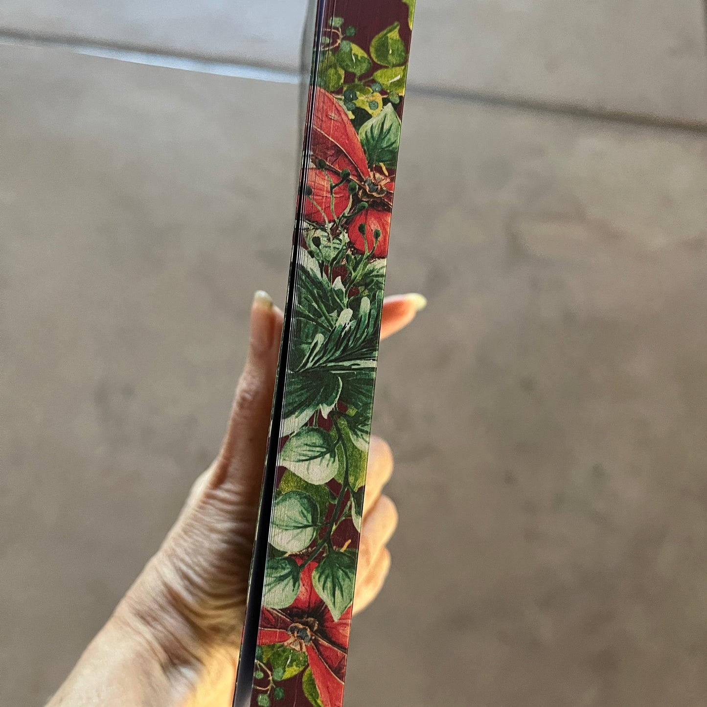 Decorative floral stenciled edges in red and green